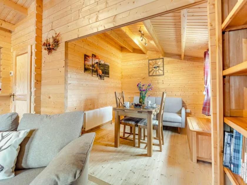 Lochinvar - Clydesdale Log Cabin With Hot Tub Airdrie Exterior photo