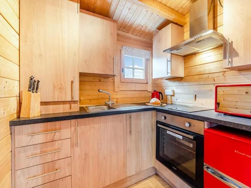 Lochinvar - Clydesdale Log Cabin With Hot Tub Airdrie Exterior photo