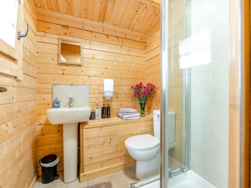 Lochinvar - Clydesdale Log Cabin With Hot Tub Airdrie Exterior photo