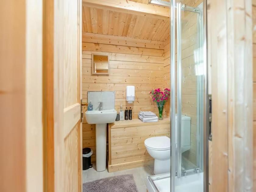Lochinvar - Clydesdale Log Cabin With Hot Tub Airdrie Exterior photo